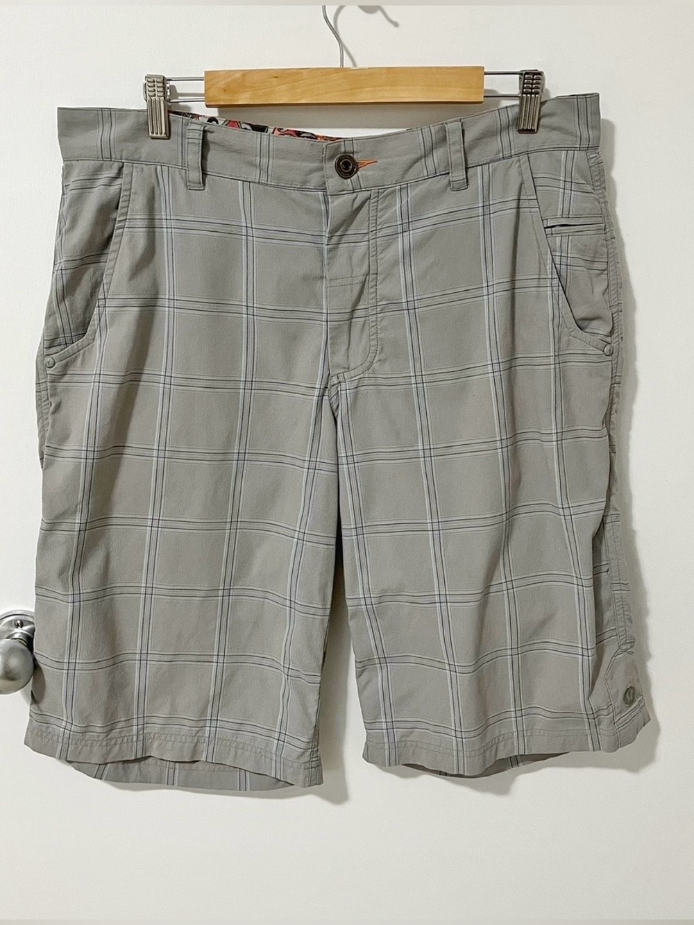 Lululemon Kahuna Plaid Flat Front Golf Style Shorts Gray size 36